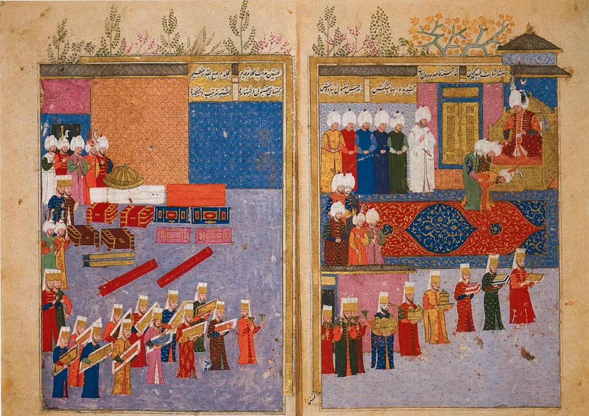 Safevî elçisi Şahkulu’nun Edirne’de Sultan II. Selim’e hediye sunması — Şehnâme-i Selîm Hân minyatürü (Wikimedia Commons)